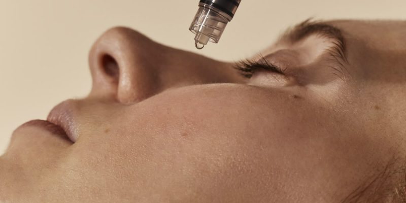 Mujer realizando una doble limpieza facial con productos específicos para eliminar impurezas y maquillaje.