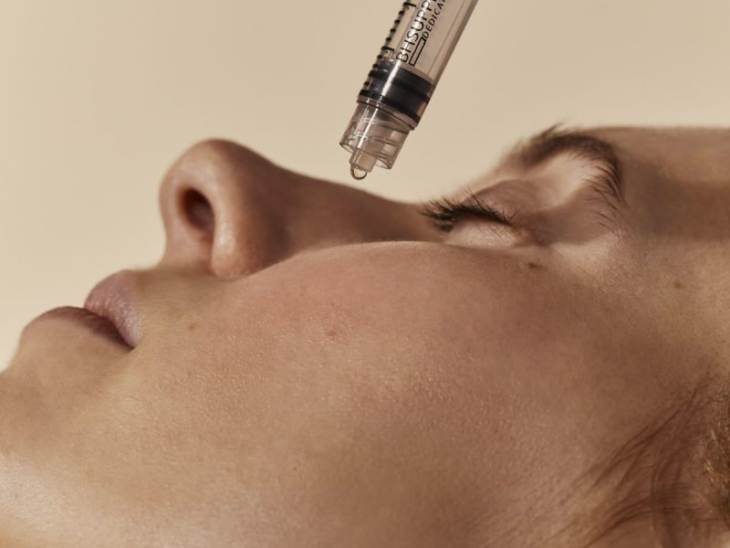 Mujer realizando una doble limpieza facial con productos específicos para eliminar impurezas y maquillaje.