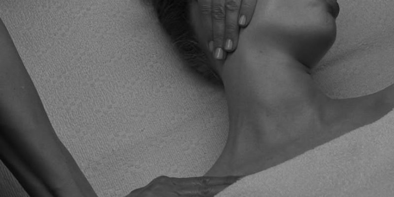 Rostro luminoso y radiante tras tratamientos iluminadores, ideal para eventos y celebraciones.