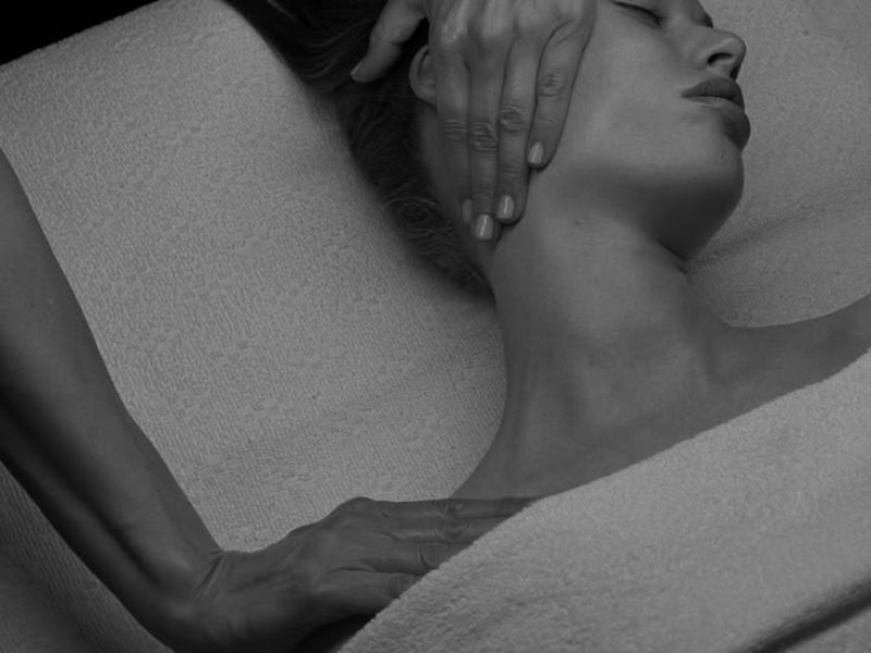 Rostro luminoso y radiante tras tratamientos iluminadores, ideal para eventos y celebraciones.